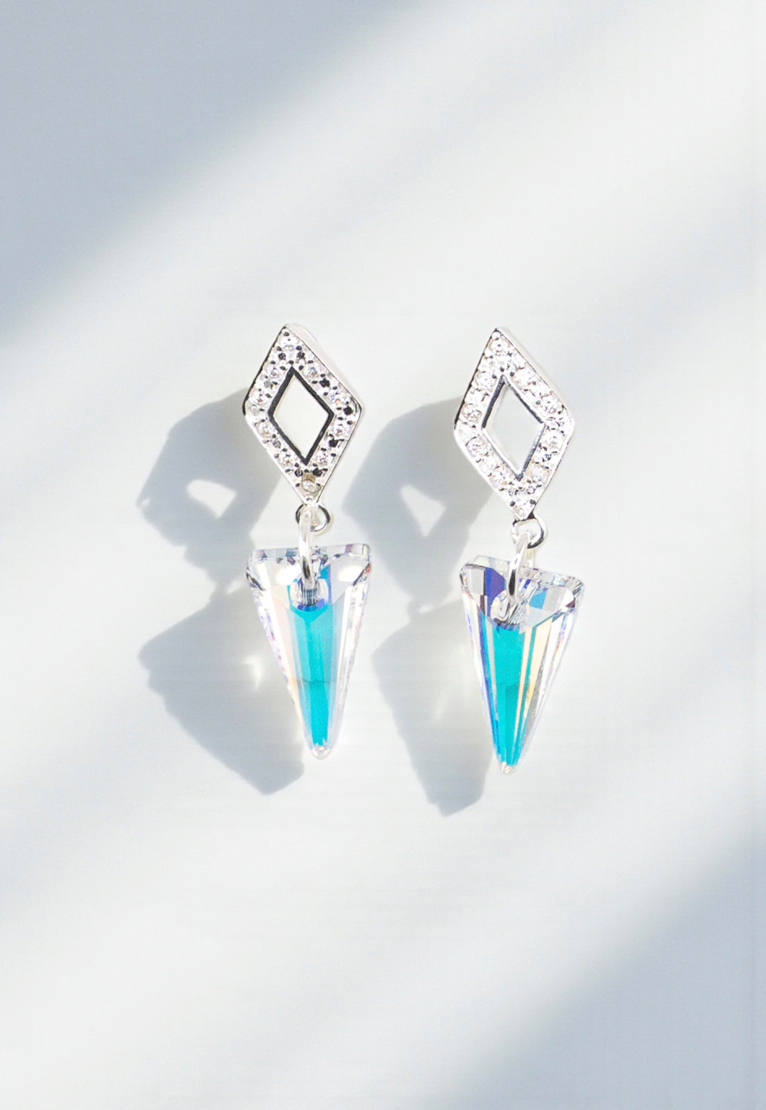 Aros Roma Baño de Oro Blanco Creado con Cristal Swarovski® Aurora Boreal