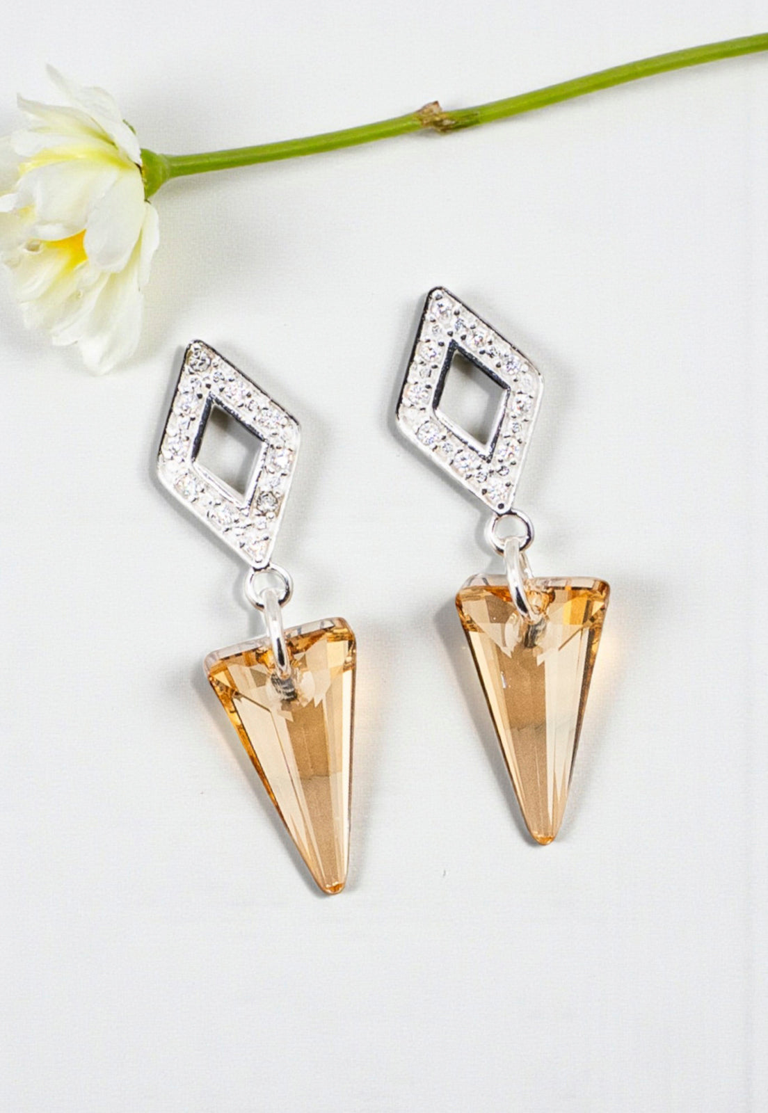 Aros Roma Baño de Oro Blanco Creado con Cristal Swarovski® Golden Shadow