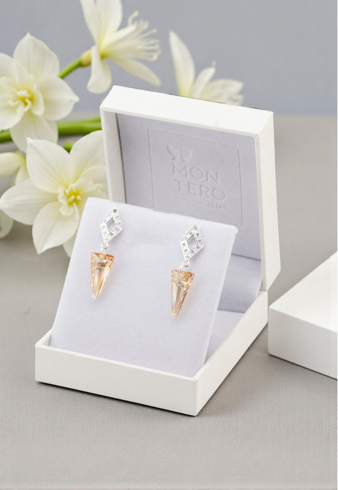 Aros Roma Baño de Oro Blanco Creado con Cristal Swarovski® Golden Shadow