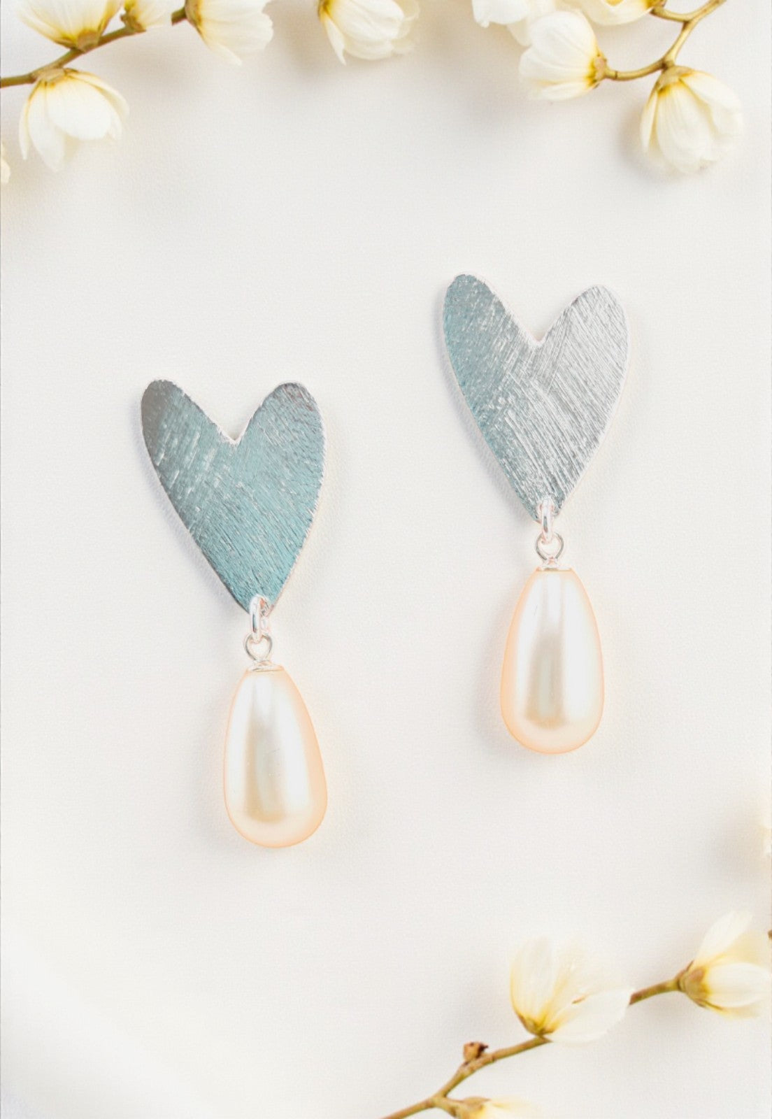 Aros Corazon Baño Oro Blanco Perla Swarovski® Cream