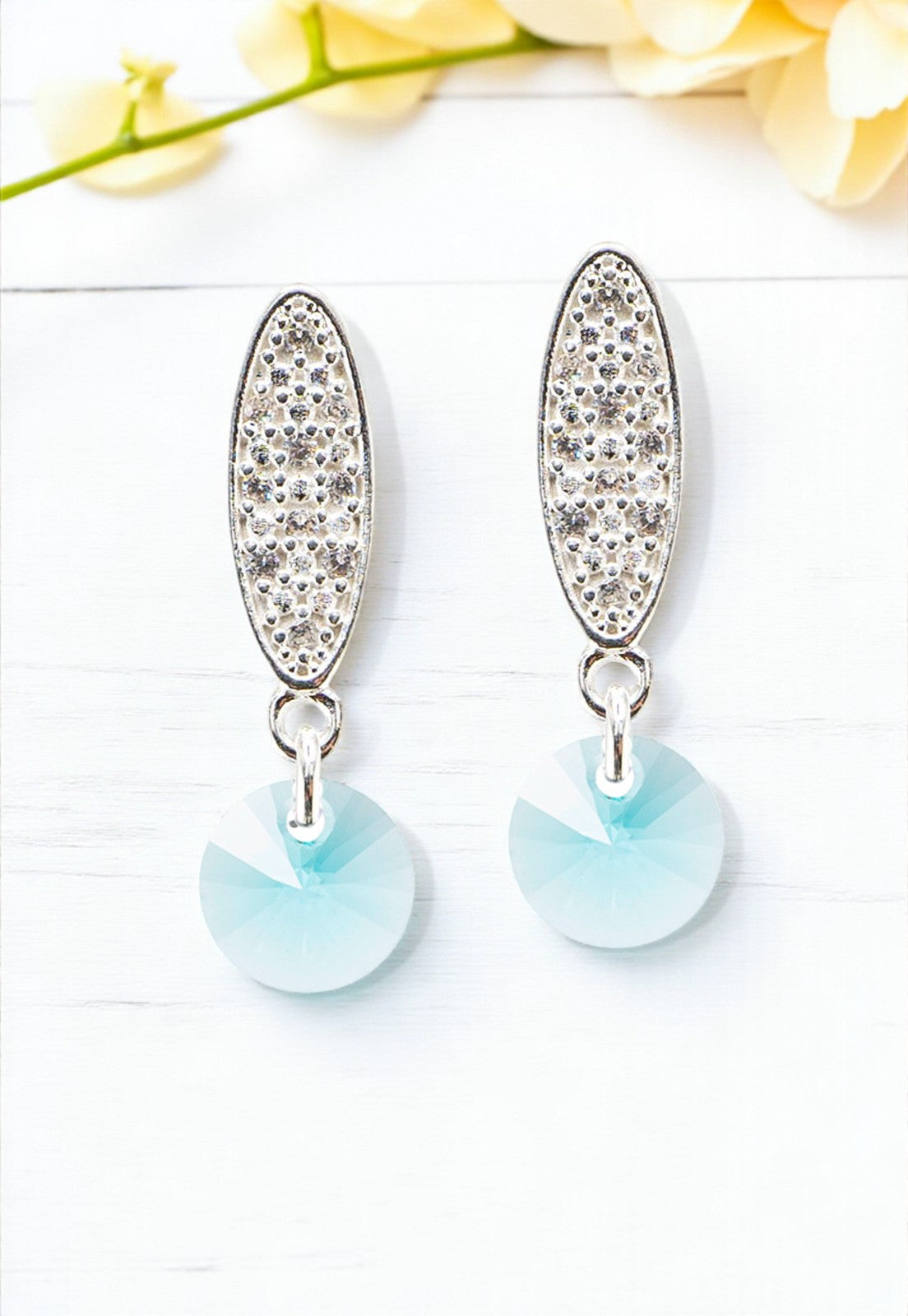 Aros Punto de Luz Baño de Oro Blanco y Cristales Genuinos Turquesa.