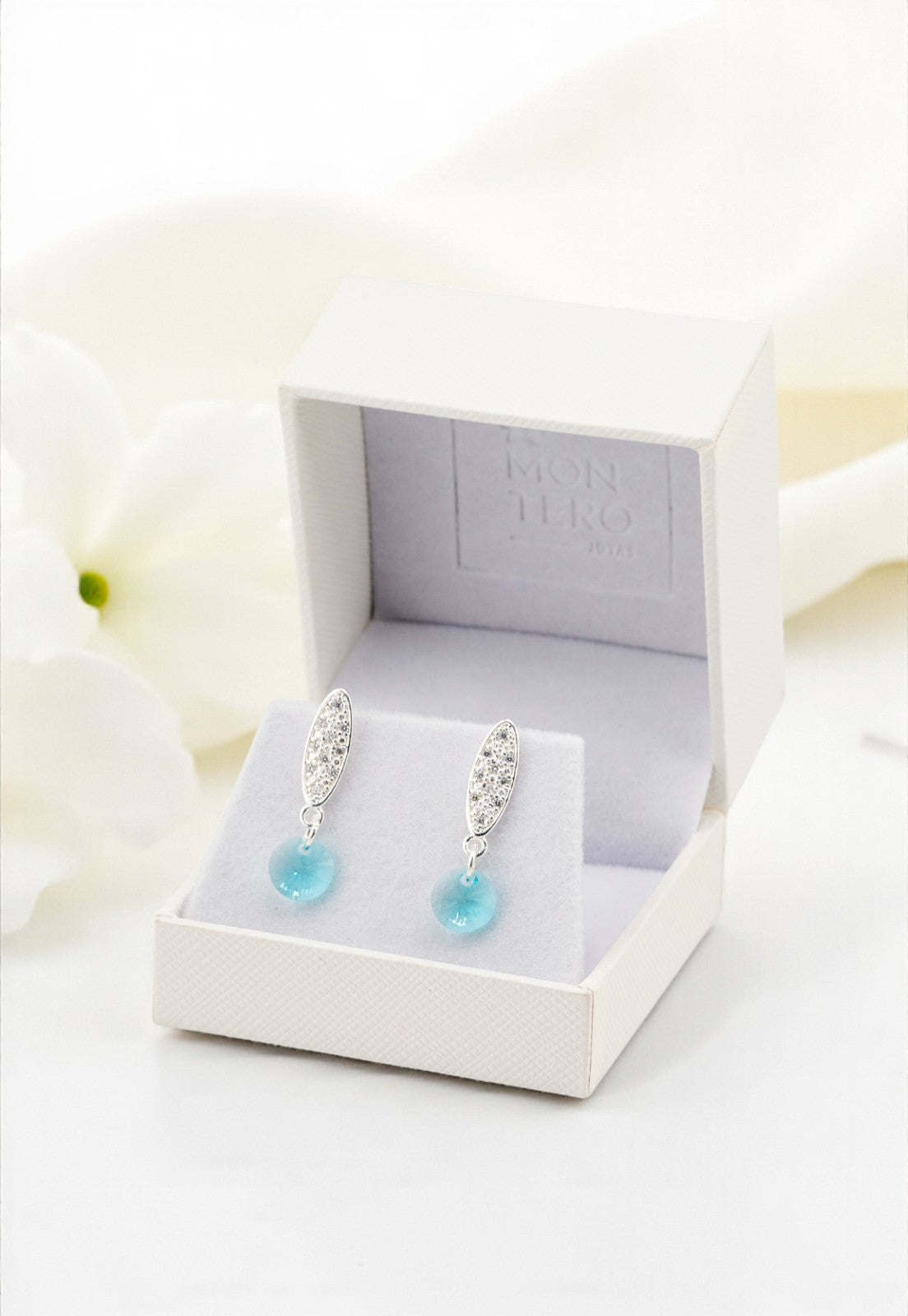 Aros Punto de Luz Baño de Oro Blanco y Cristales Genuinos Turquesa.