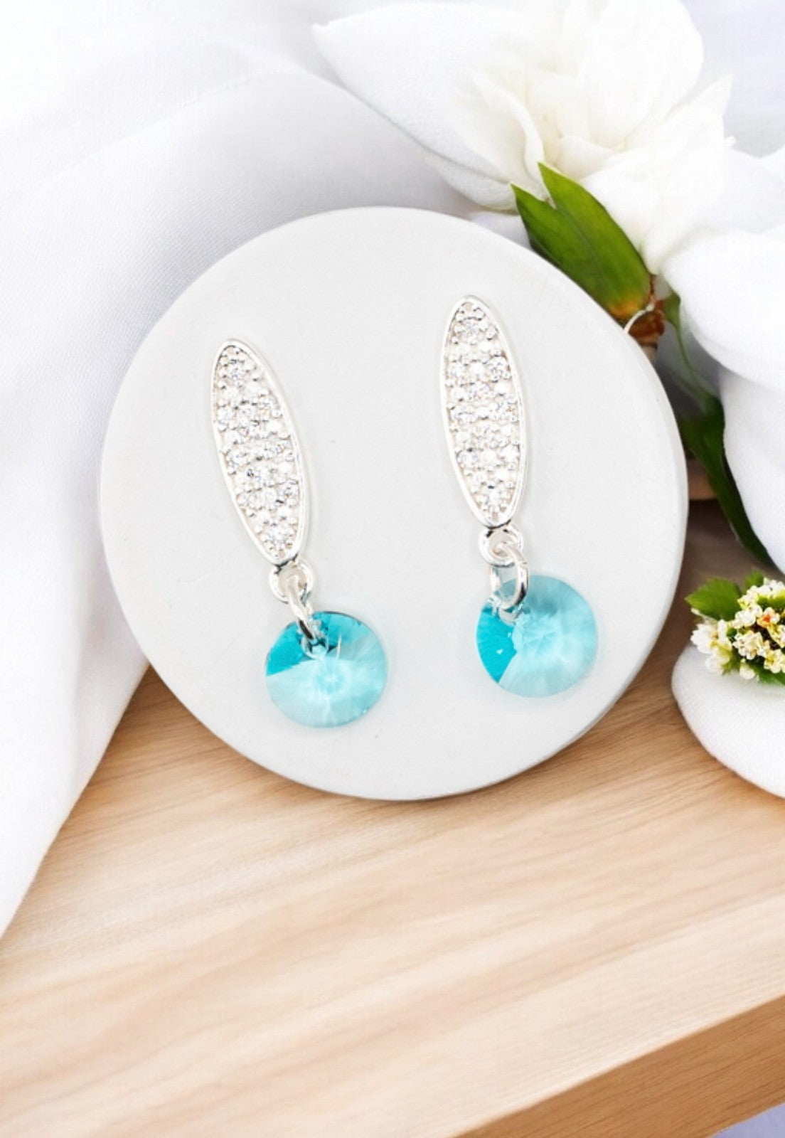 Aros Punto de Luz Baño de Oro Blanco y Cristales Genuinos Turquesa.