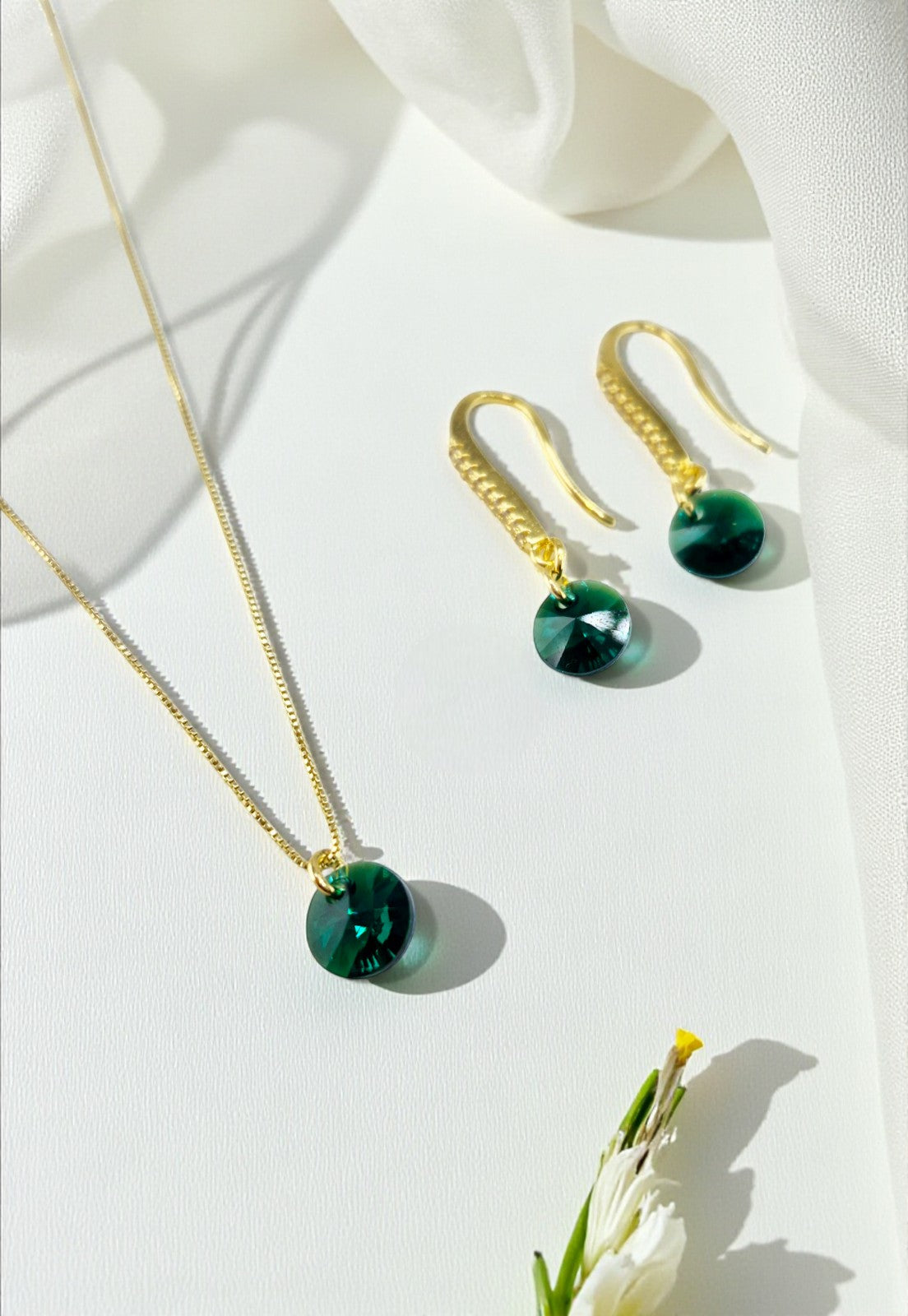 Conjunto Antonia Gold Baño de Oro 24k Cristales Emerald.