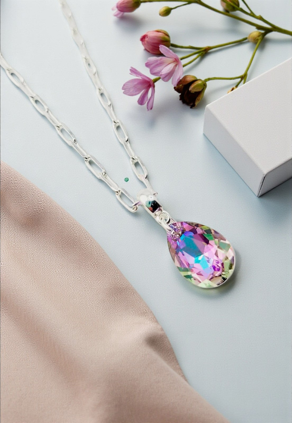 Collar Chiara Gota Baño Oro Blanco Creado con Cristal Swarovski® Vitral Light