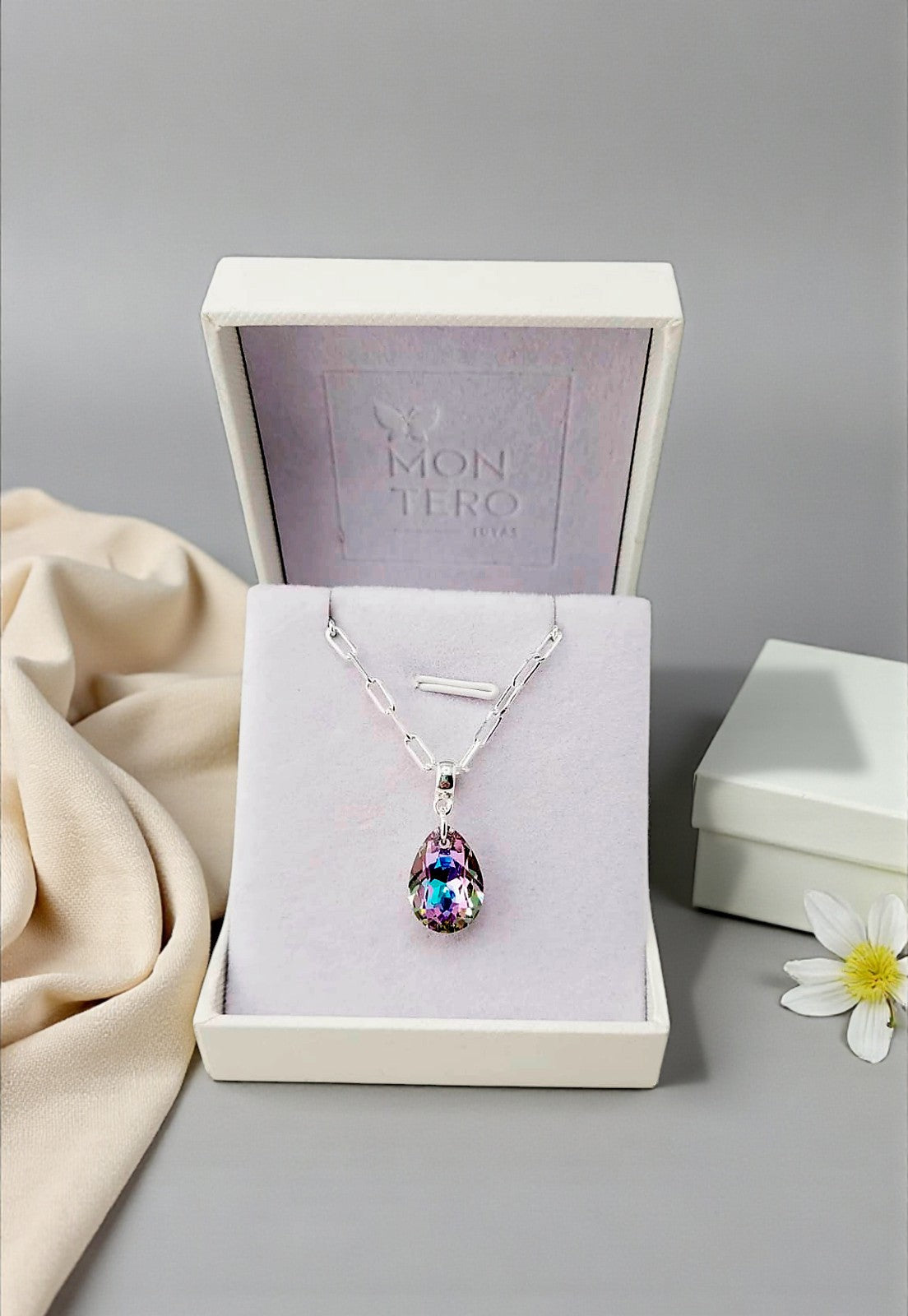 Collar Chiara Gota Baño Oro Blanco Creado con Cristal Swarovski® Vitral Light