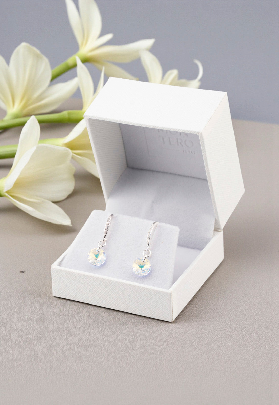 Aros Sofia Baño Oro Blanco Creado con Cristal Swarovski® Aurora Boreal