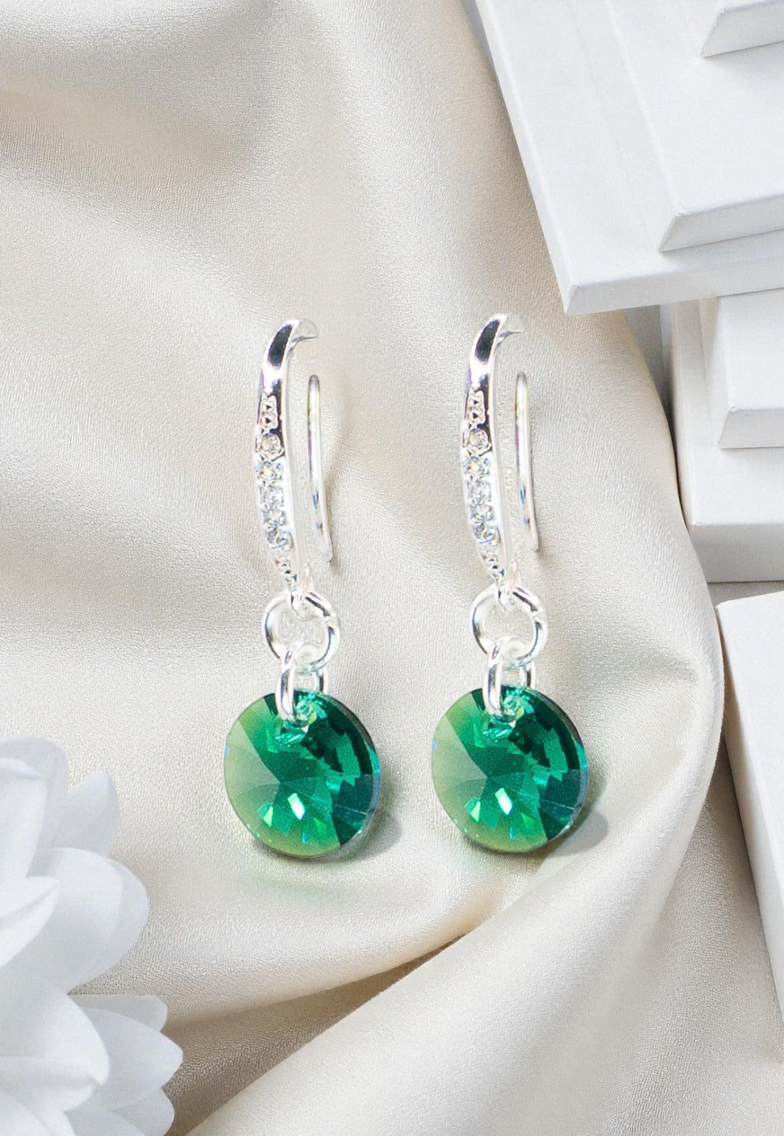 Aros Sofia Baño Oro Blanco Creado con Cristal Swarovski® Emerald