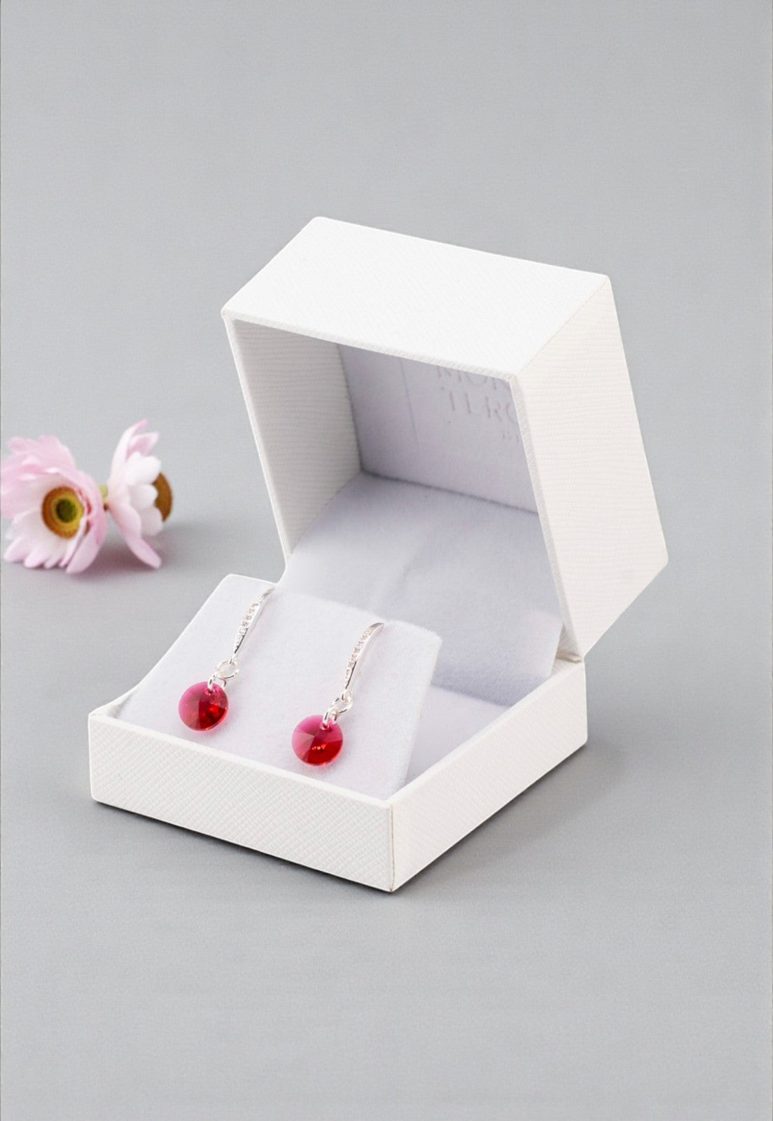 Aros Sofia Baño Oro Blanco Creado con Cristal Swarovski® Scarlet