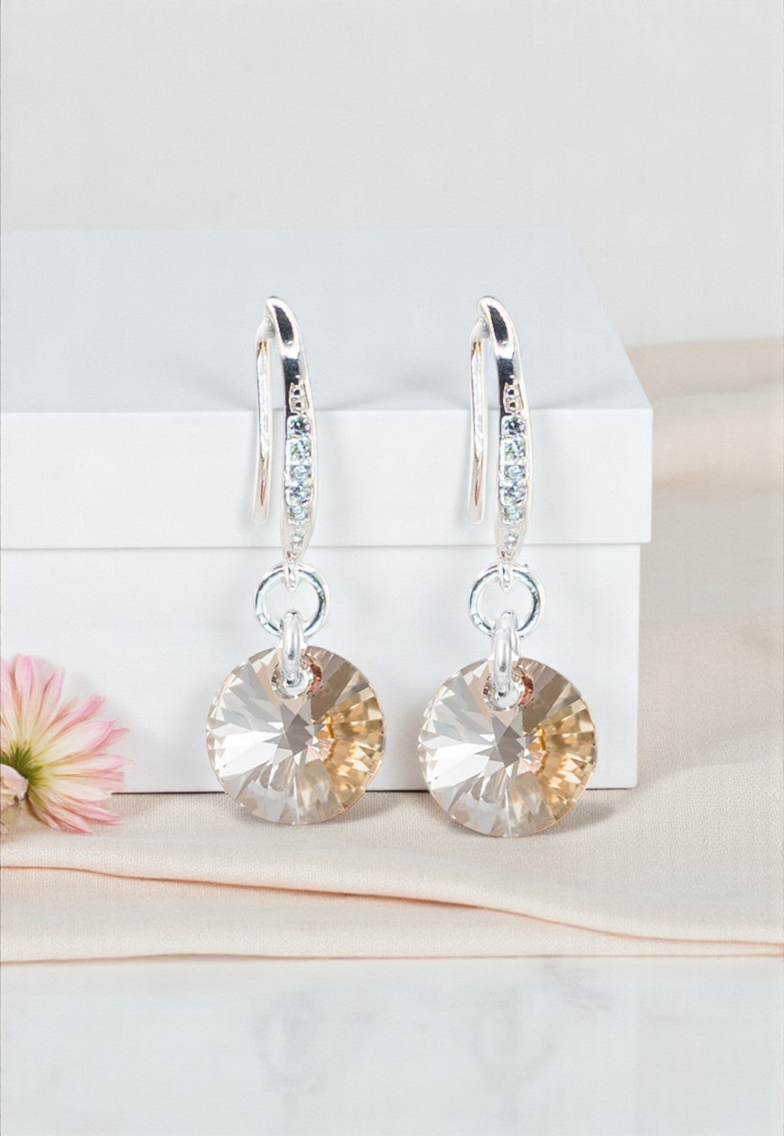 Aros Sofia Baño Oro Blanco Creado con Cristal Swarovski® Golden Shadow